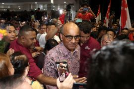 Presidential candidate Tharman Shanmugaratnam meets his supporters