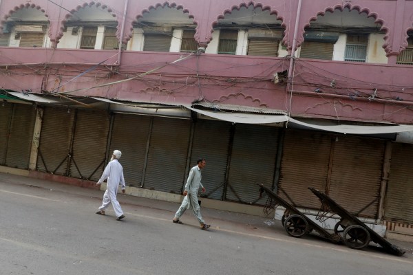 Пакистанските търговци затварят в цялата страна заради сметките за електричество, инфлацията