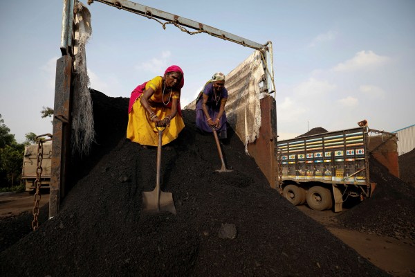 Индия изгаря повече въглища за производство на електроенергия, тъй като сухото време предизвиква опасения за спиране на тока