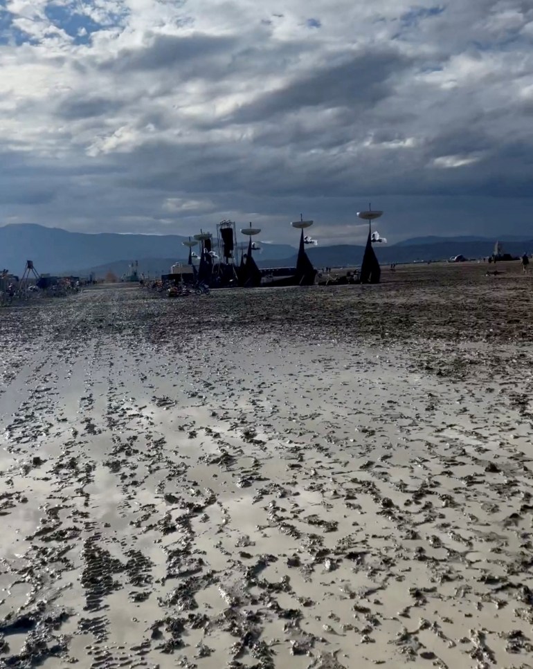 Uitzicht op het modderige terrein tijdens het Burning Man-evenement in de tijdelijke woestijnnederzetting Black Rock City, Nevada