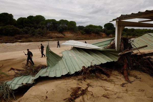 Поне двама души загинаха след като проливни дъждове връхлетяха Испания