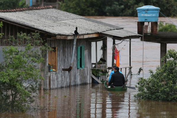 Циклон опустоши Южна Бразилия, като наводненията в няколко града оставиха