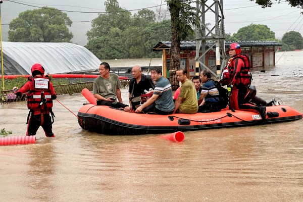 Десетки хиляди евакуирани в Южен Китай на фона на безмилостен дъжд
