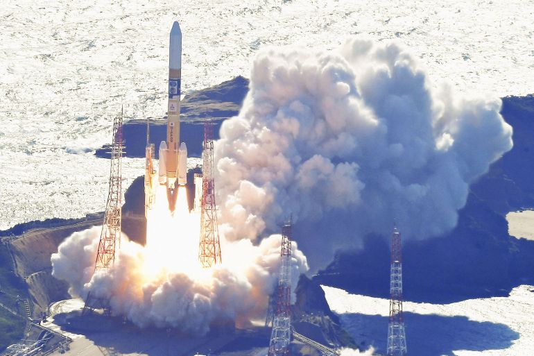 Il razzo H-IIA che trasporta il lander lunare della JAXA viene lanciato dal Centro Spaziale di Tanegashima, sull'isola sud-occidentale di Tanegashima, in Giappone.