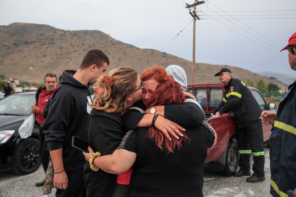 Броят на загиналите в Гърция след наводнения се увеличи до четирима, повече от 800 спасени