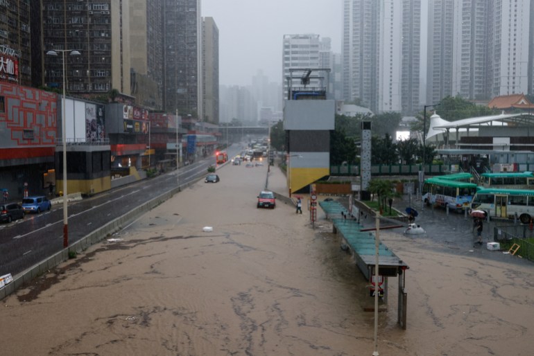 Una calle inundada en Hong Kong con rascacielos a cada lado