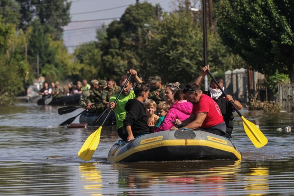 Броят на загиналите от тежки наводнения в Централна Гърция нарасна