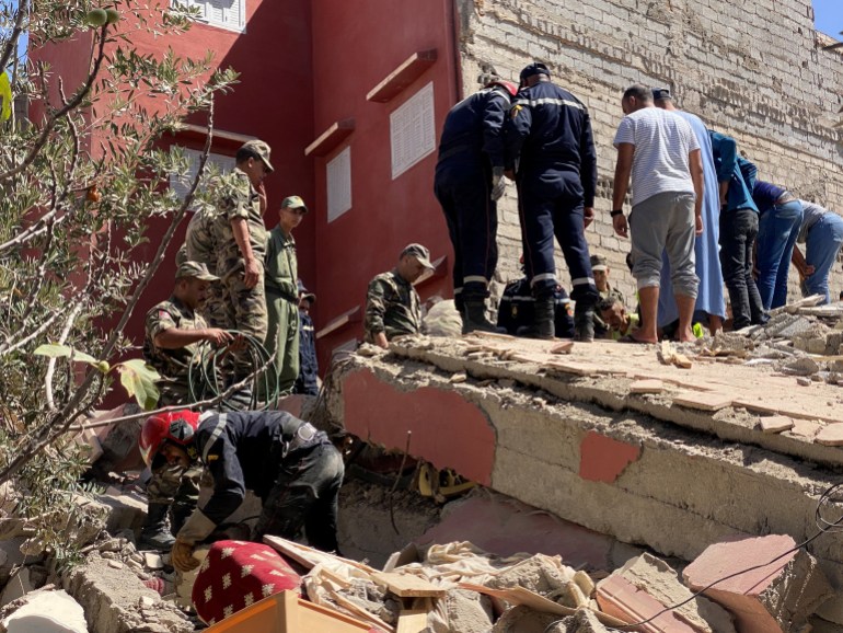 I soccorritori effettuano un'operazione di ricerca a seguito di un forte terremoto ad Amizmiz