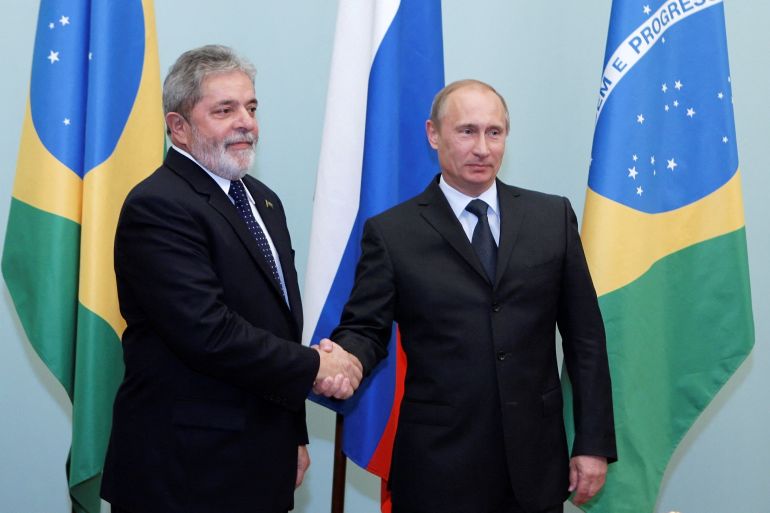 Brezilya Devlet Başkanı Luiz Ignacio Lula da Silva (solda), 14 Mayıs 2010'da Moskova'da bir araya gelen Rusya Başbakanı Vladimir Putin ile el sıkışırken.