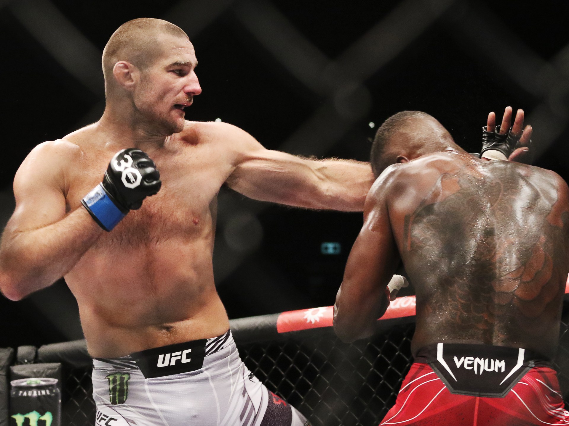 Photo of Sean Strickland verärgert Israel Adesanya und gewinnt den UFC-Titel im Mittelgewicht |  Sport Nachrichten