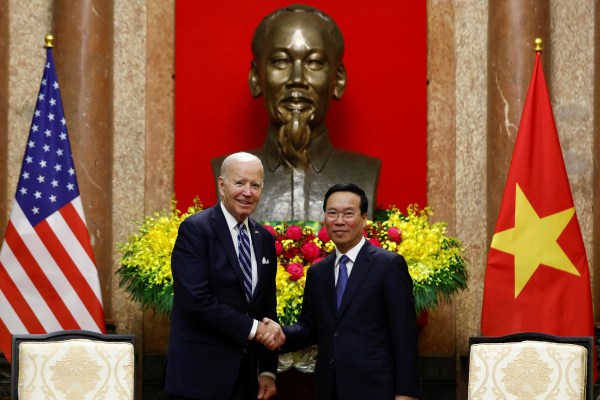 Прегръдката на Байдън във Виетнам повтаря минали грешки на САЩ