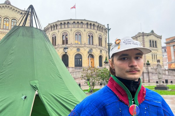 Сами активист протестира пред норвежкия парламент срещу вятърни турбини