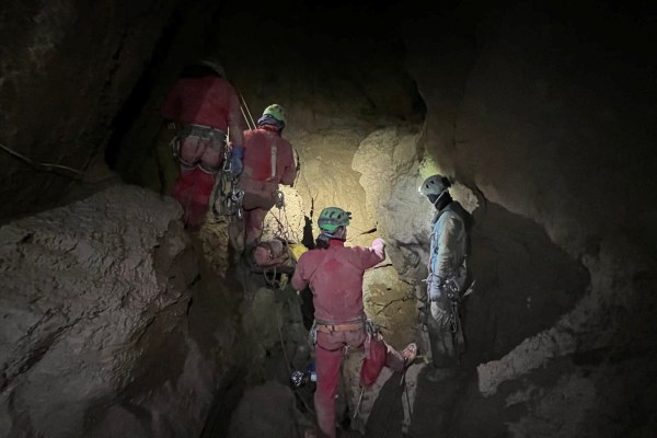 Спасители преместват американски пещерняк, хванат под земята в Турция, по-близо до повърхността