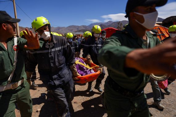 I soccorritori trasportano il cadavere di una vittima del mortale terremoto a Talat N'yaaqoub, in Marocco,