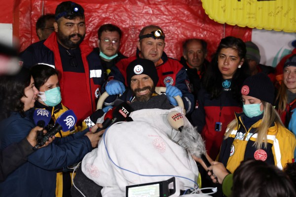 Американският изследовател Марк Дики е спасен след 9 дни в капан в дълбока турска пещера
