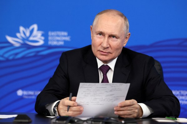 Руският президент Владимир Путин приветства технологичния милиардер Илон Мъск като