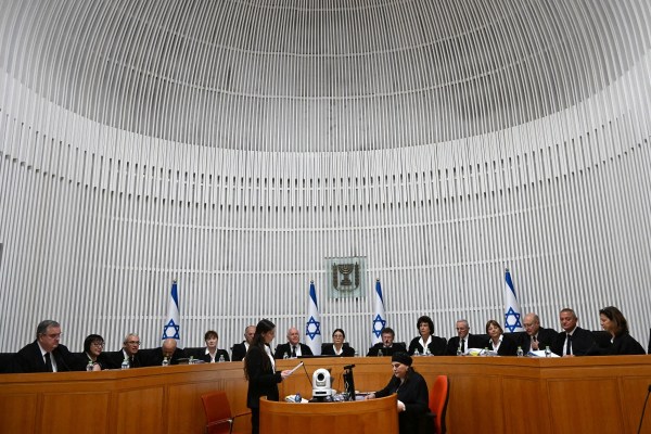 Израелският Върховен съд проведе първото си изслушване, оспорващо съдебната реформа