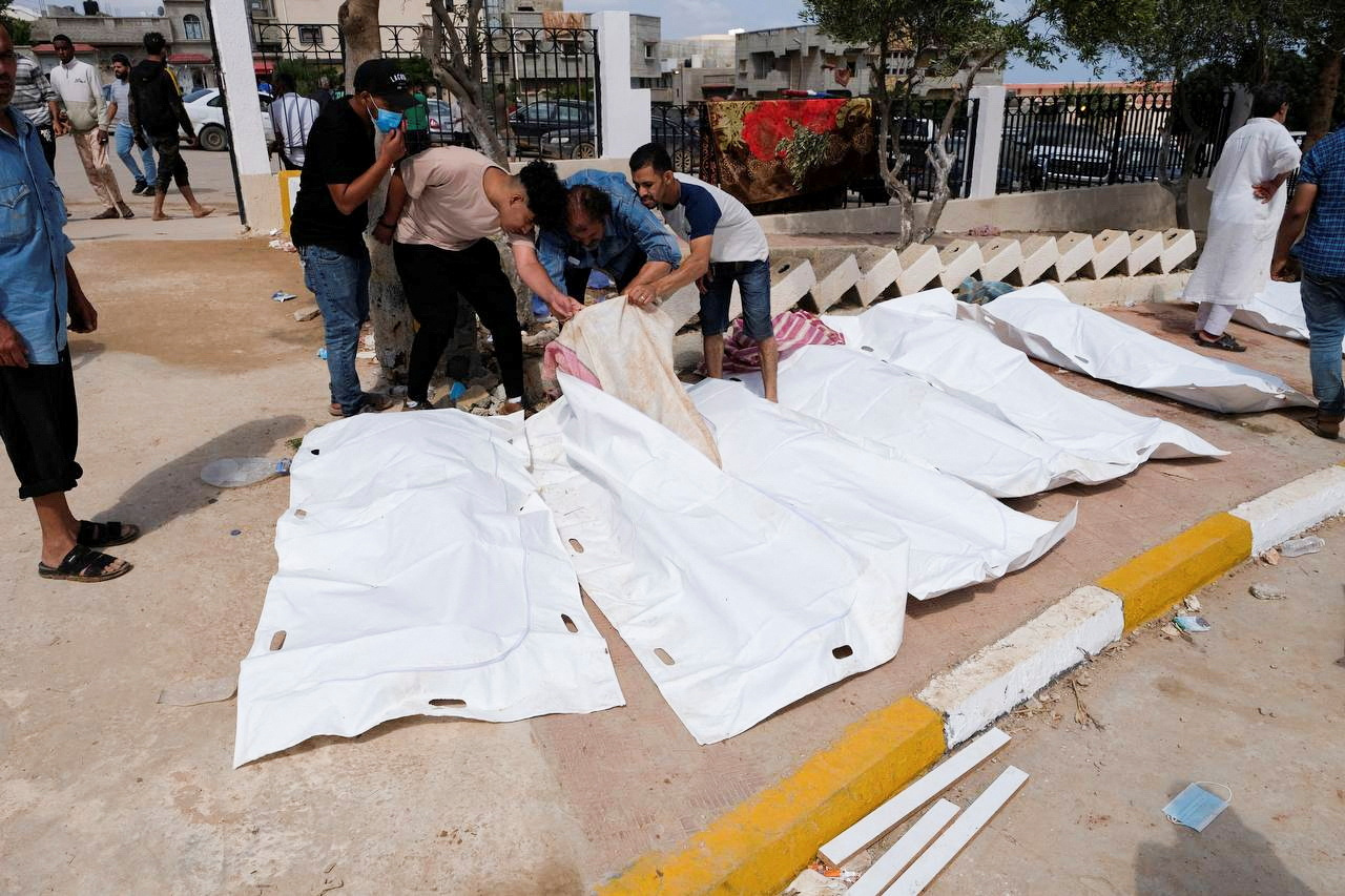 Pessoas identificam vítimas, em frente a hospital em Derna