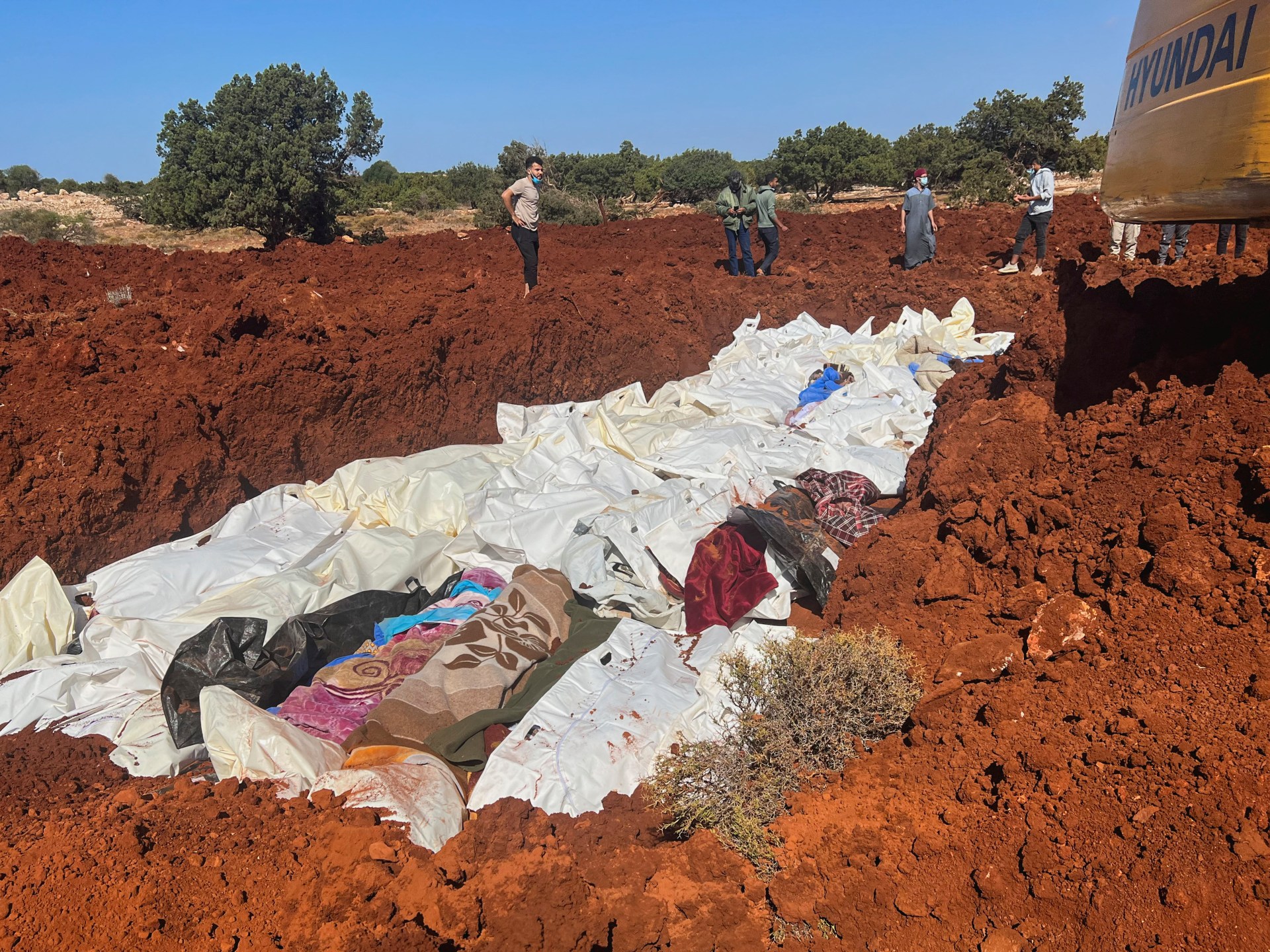 Libya yıkıcı sel felaketiyle sarsılırken yüzlerce şahıs toplu mezarlara gömüldü