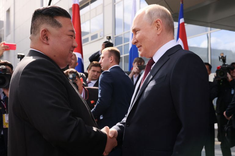 Putin stringe la mano a Kim Jong Un