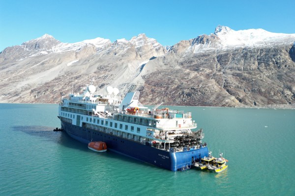Риболовен траулер освободи заседнал луксозен круизен кораб в Гренландия