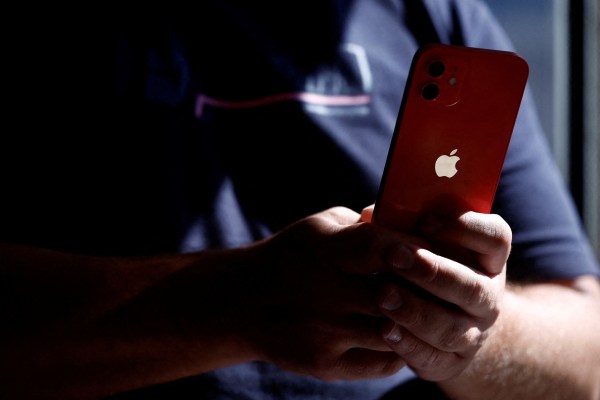 Какво стои зад френската забрана на iPhone 12 на Apple?