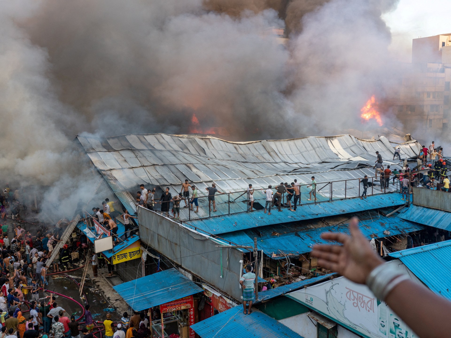 Fotoğraflar: Bangladeş’teki pazar yangınında yüzlerce dükkan kül oldu