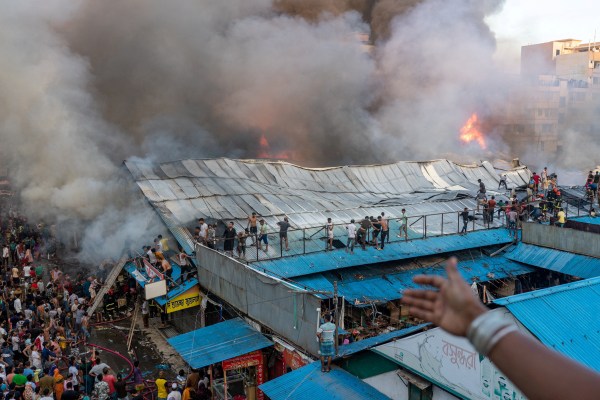 Снимки: Стотици магазини изпотрошени при пожар на пазара в Бангладеш