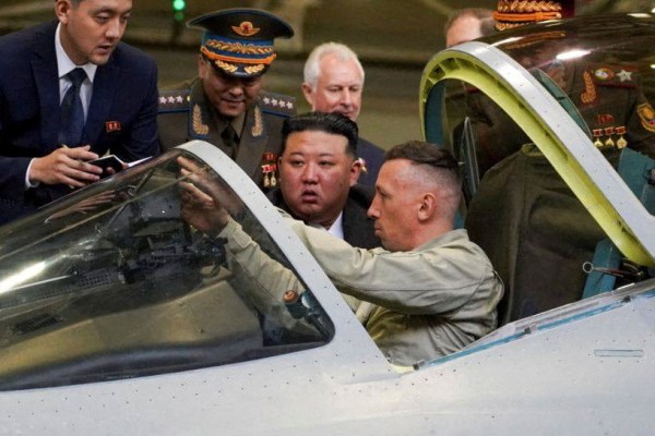 Севернокорейският лидер Ким проверява бойни самолети в последната спирка от руската обиколка