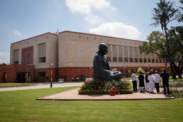 Индийските депутати се преместват в нова сграда на парламента, докато правителството провежда специална сесия