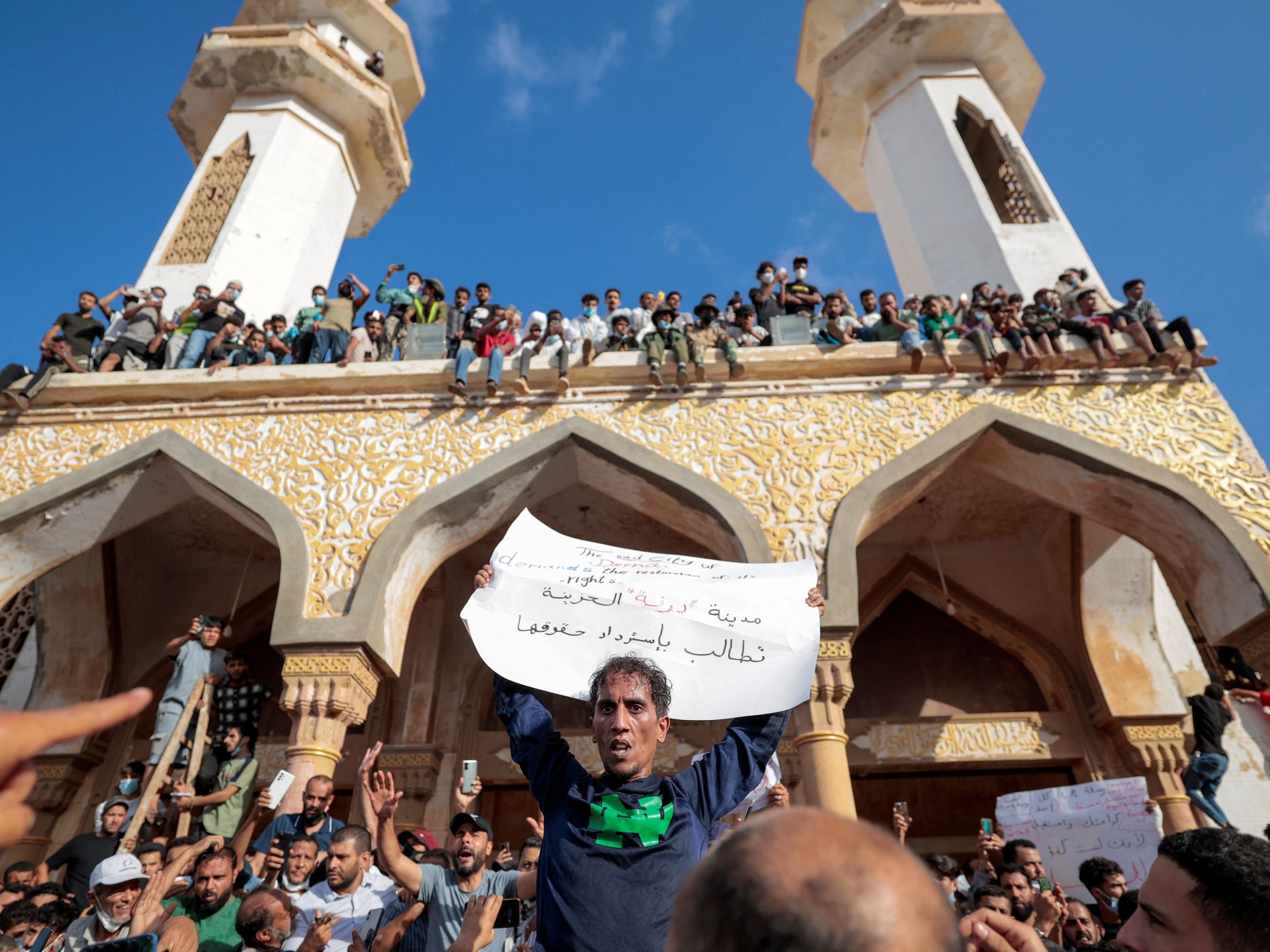 الناجون الليبيون يحتجون ضد السلطات بعد كارثة الفيضانات في درنة |  رسائل احتجاجية