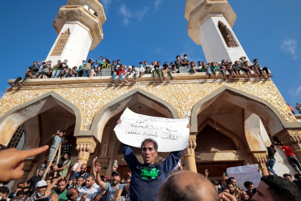 Стотици хора протестираха в източния либийски град Дерна, изливайки гнева