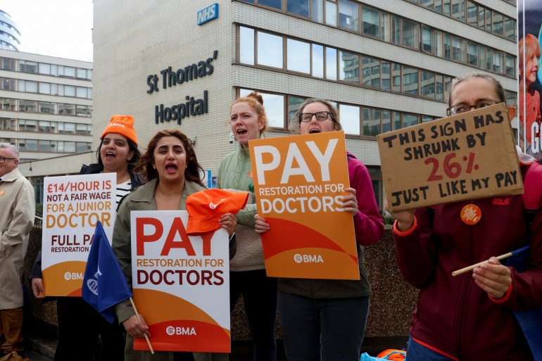 Health workers protest on a picket line as junior and senior doctors in England take part in a joint strike action for the first time, outside St Thomas's Hospital, in London, Britain September 20, 2023. REUTERS/Susannah Ireland