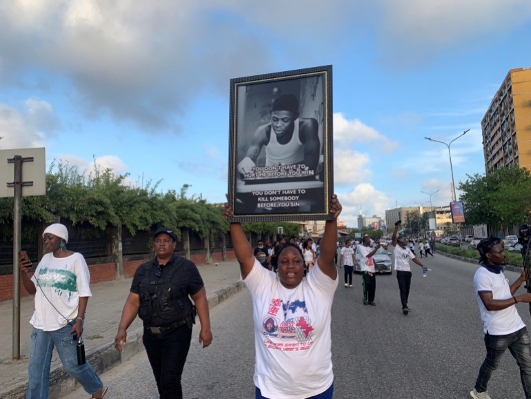 Le persone si riuniscono per protestare per la giustizia per la morte del defunto cantante nigeriano Mohbad, a Lekki, Lagos, Nigeria 