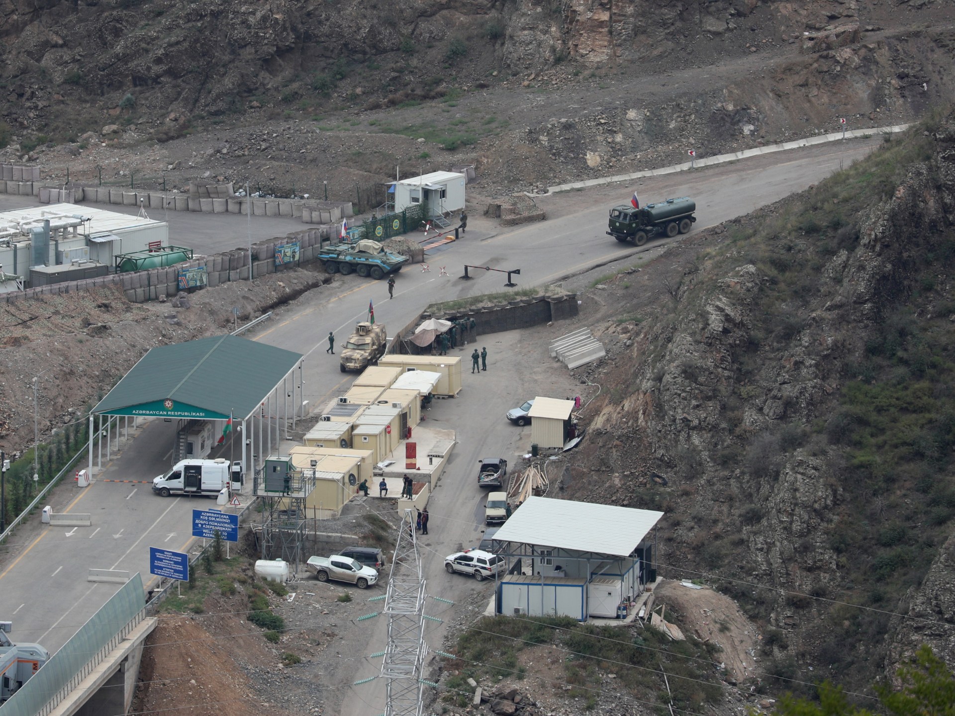 Ermenistanlı ayrılıkçılar tabanca bırakırken yardım Dağlık Karabağ’a giriyor