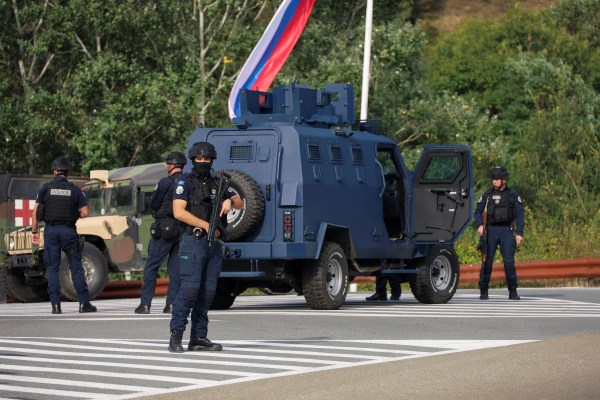 Един полицай, убит при нападение в Косово, обвинен за Сърбия