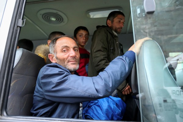 Стотици бежанци от Нагорни Карабах бягат в Армения