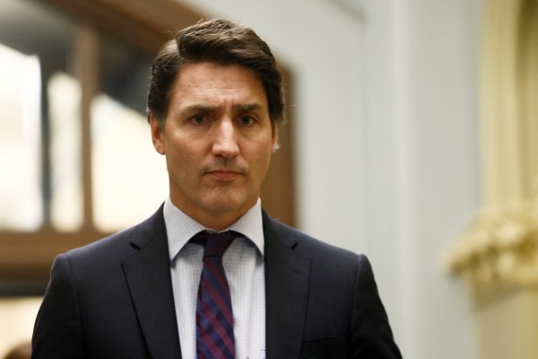 Канадският министър-председател Джъстин Трюдо се извини, след като човек, който
