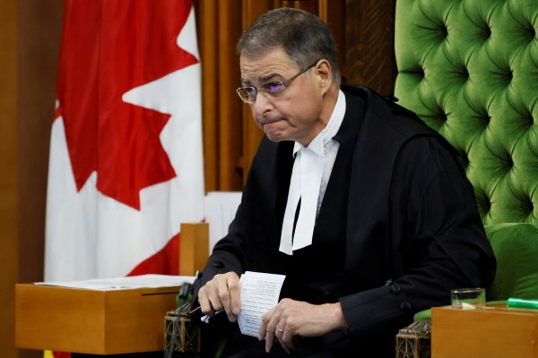 Говорителят на канадския парламент е изправен пред нарастващи призиви да