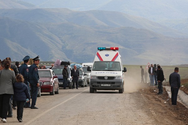 Най-малко 20 убити при експлозия на склад за гориво в Нагорни Карабах, докато хиляди бягат