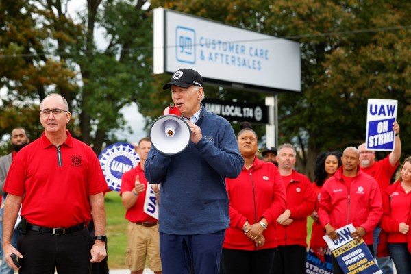 Президентът Джо Байдън посети стачкуващите автомобилни работници в Мичиган които