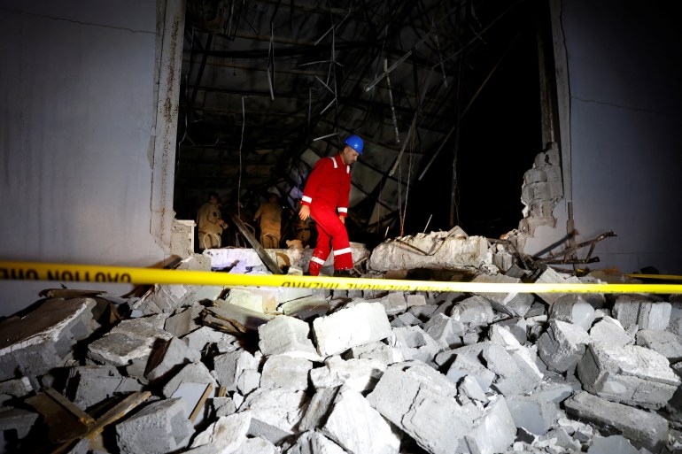 Um trabalhador de emergência caminha sobre os escombros no local após um incêndio mortal em uma festa de casamento, no distrito de Hamdaniyah, na província de Nínive, no Iraque, Iraque, 27 de setembro de 2023. REUTERS/Khaled Al-Mousili
