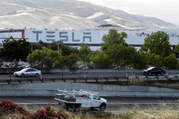 Tesla изтегля почти всички превозни средства в САЩ поради дефекти в системата за автопилот