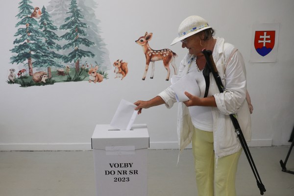 Словаците гласуват на силно оспорвани парламентарни избори между левия бивш