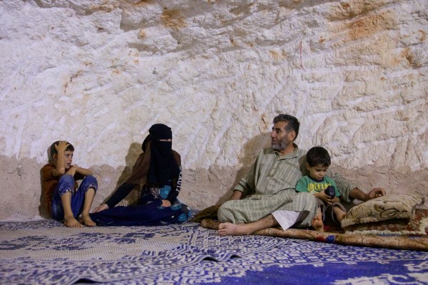 Разселени сирийци, принудени да строят скривалища в пещерите на Джабал ал-Зауия