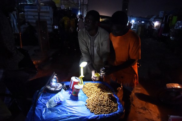 Национално спиране на електрозахранването в Нигерия след срив на електрическата мрежа