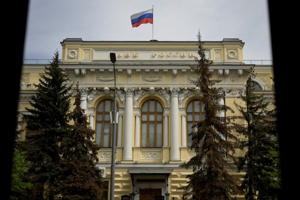 Руската централна банка повиши основния лихвен процент на фона на по-слабата рубла