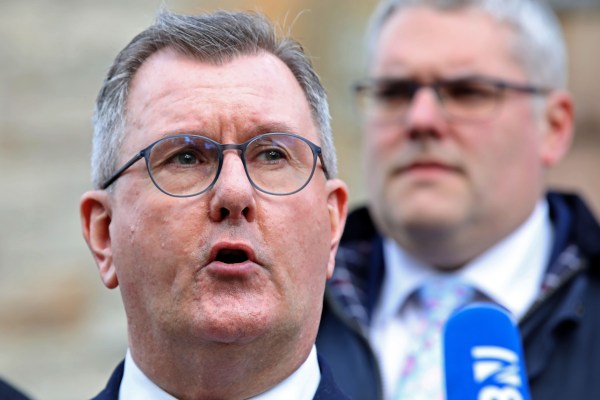 Лидерът на DUP в Северна Ирландия Джефри Доналдсън подаде оставка след полицейски обвинения
