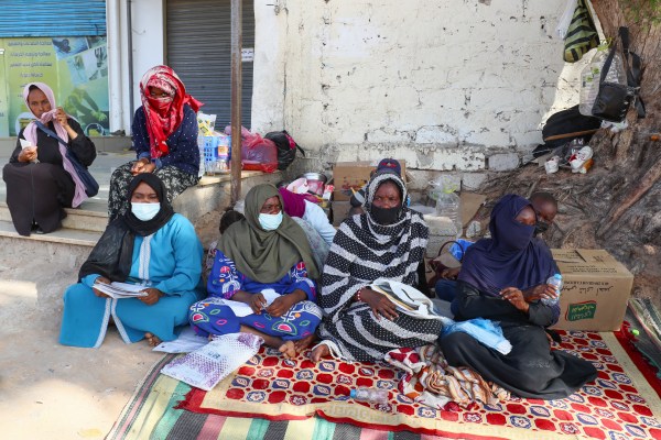 Судански търсещи убежище спят грубо до офиса на ВКБООН в Либия