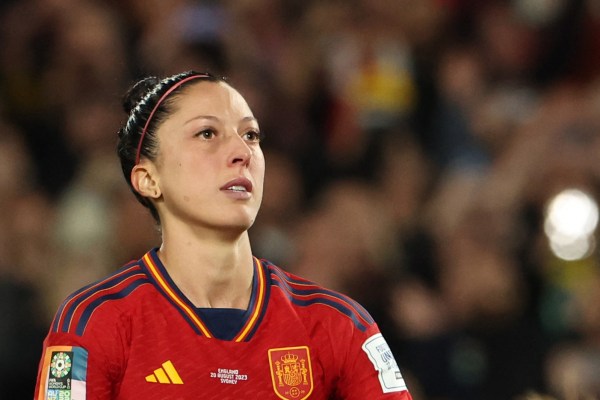 Испанската футболна звезда Джени Хермосо подаде правна жалба за непоискана